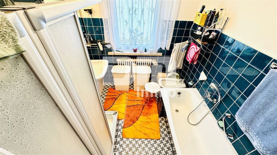 Modernisiertes Ein-/ Zweifamilienhaus inkl. PV-Anlage + Garage auf Traumgrundstück - WE2 OG Bad / Wanne / Dusche